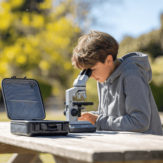 ontdekking met microscoop, jonge onderzoekers met microscoop, innovaties in microscooptechnologie