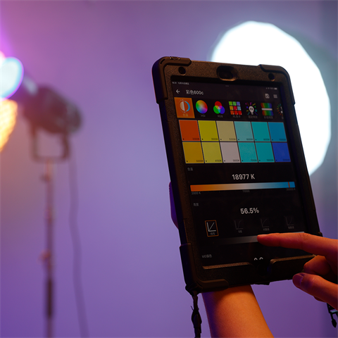 8718127032195-falcon-eyes-rgb-led-lamp-dimbaar-s600cpro.png